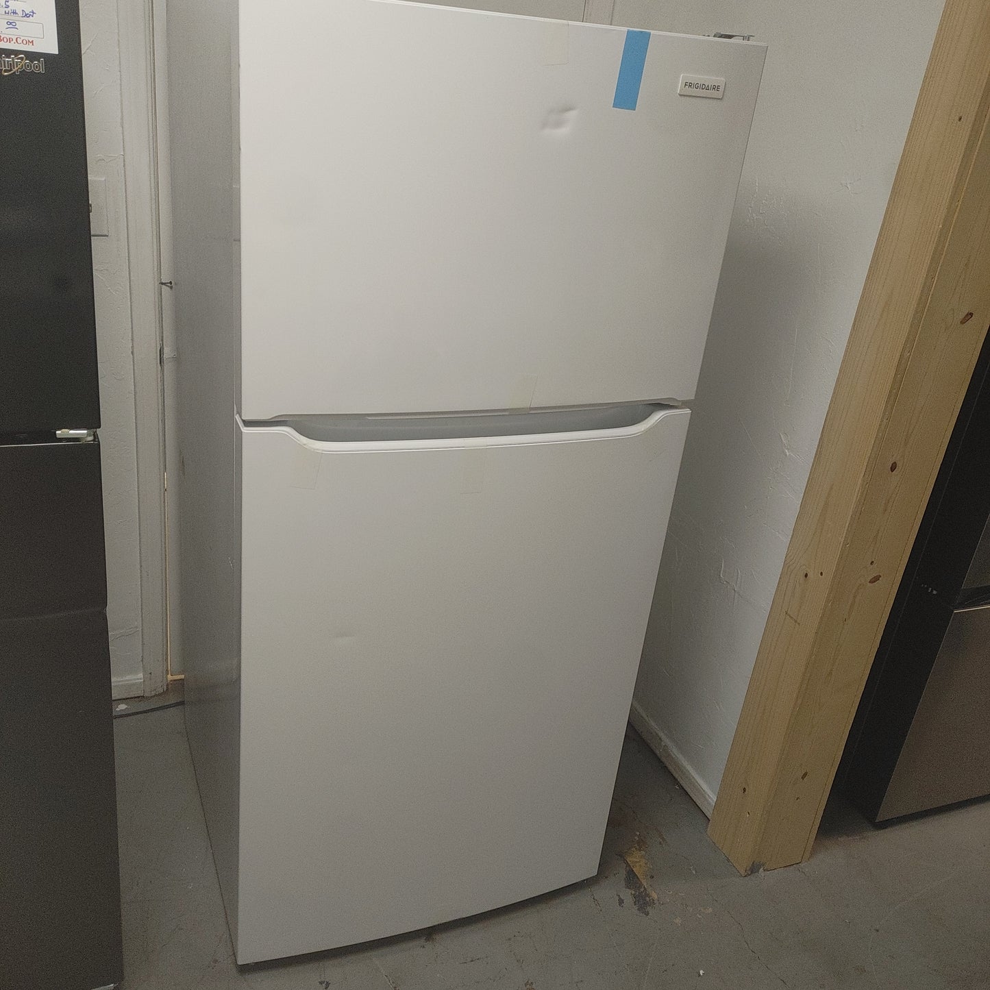 New Frigidaire 20 cubic ft Top Freezer Refrigerator