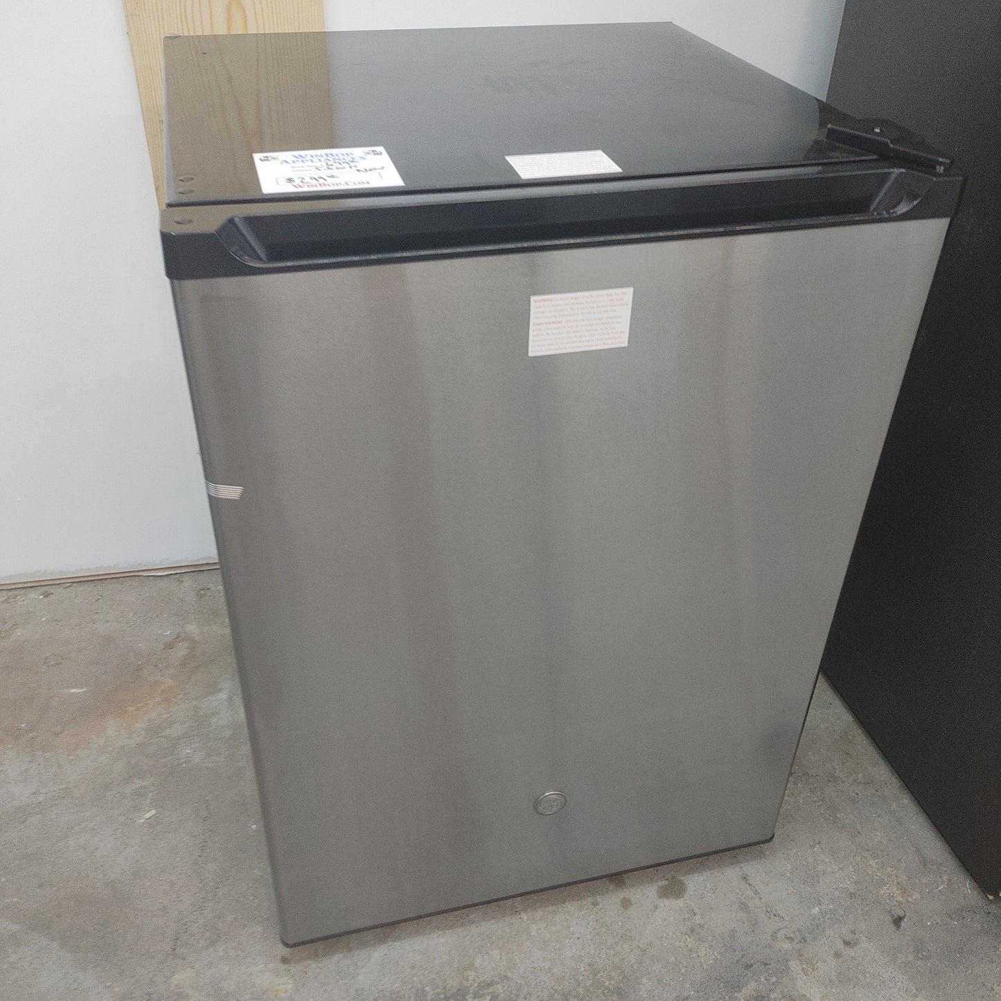 New GE 5.6 cubic ft Small Refrigerator with freezer compartment
