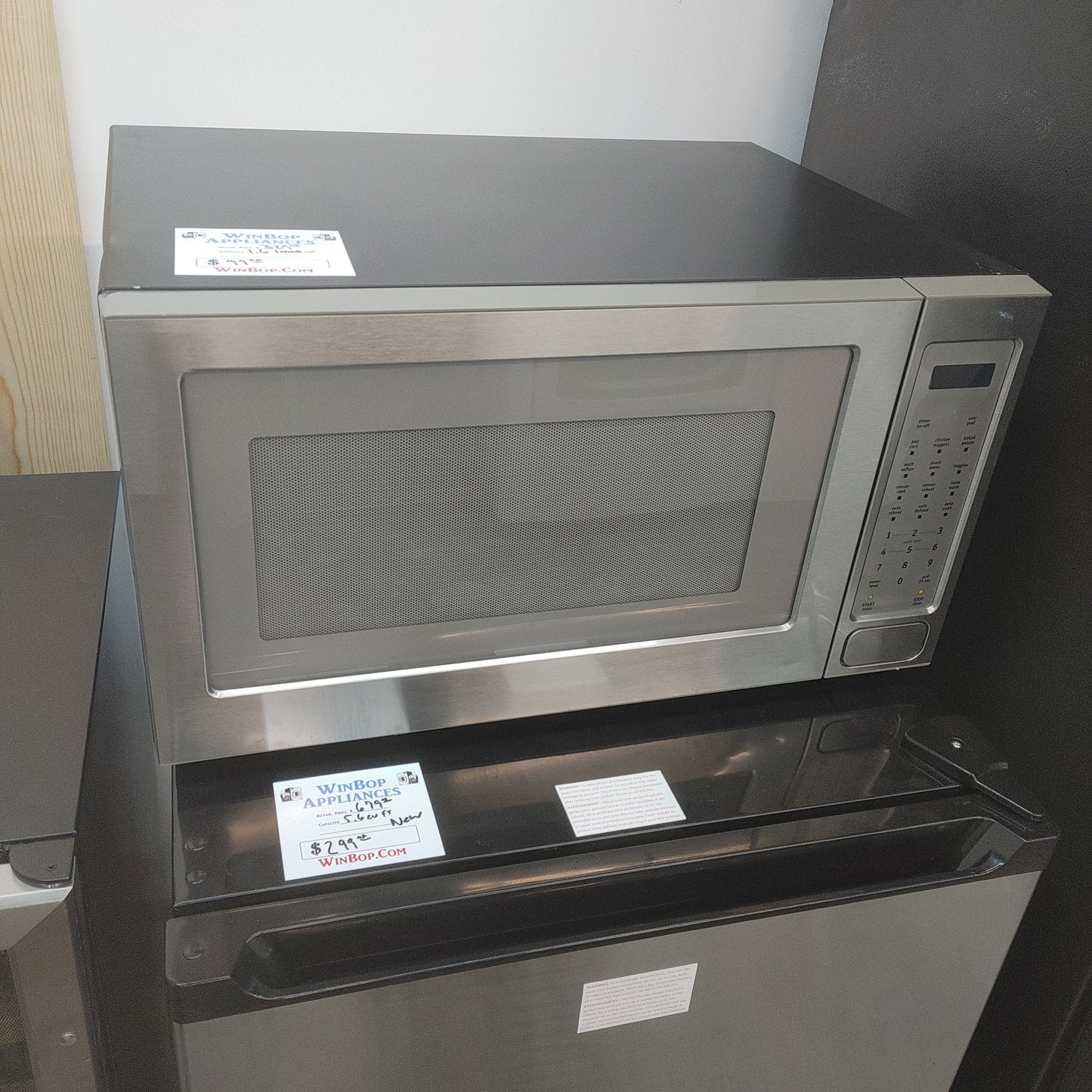 Used Samsung 1.6 cubic foot 1,000W countertop microwave