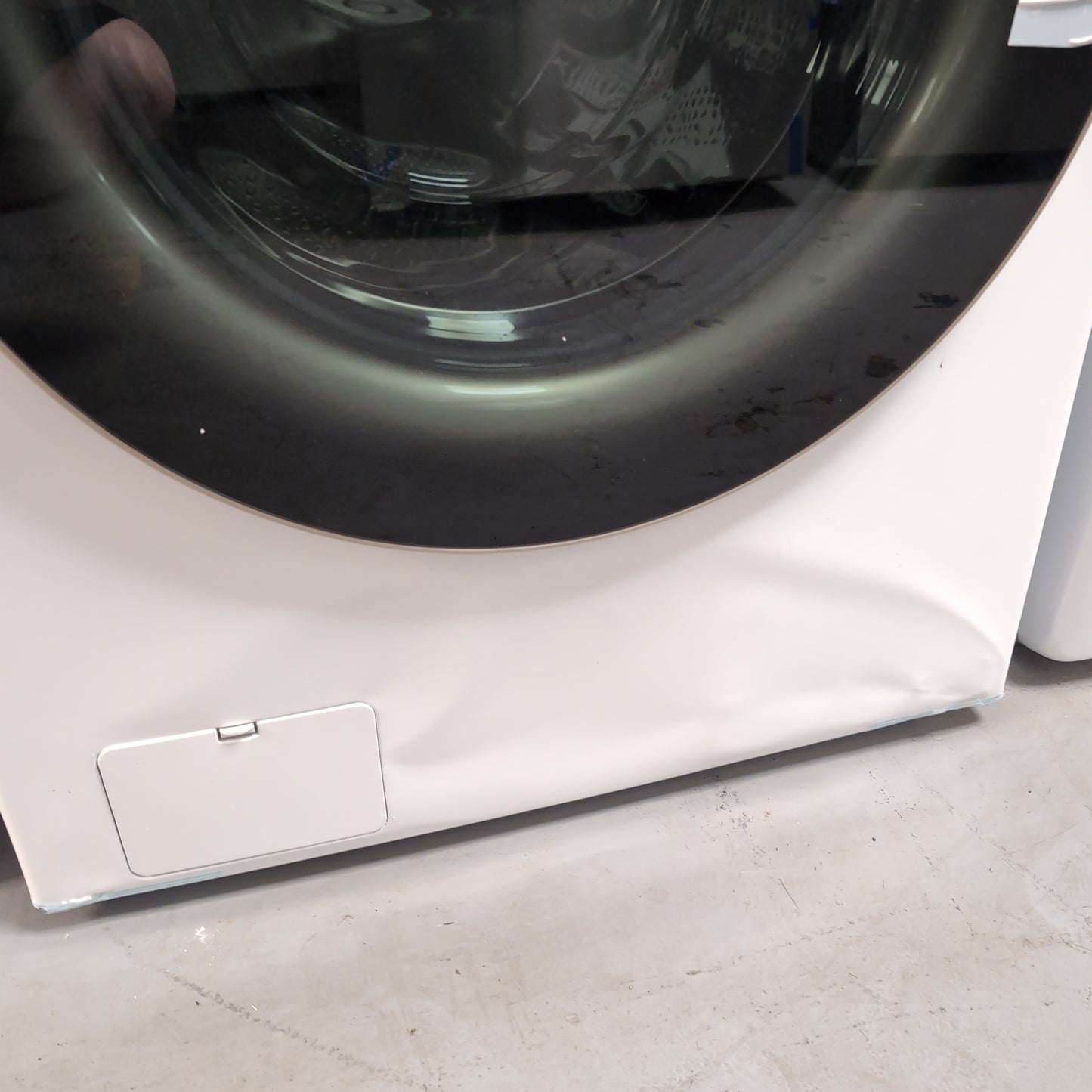 New LG
WashTower Stacked SMART Laundry Center 4.5 Cu.Ft. Front Load Washer & 7.4 Cu.Ft. Electric Dryer in White w/ Steam. Cosmetic Damage