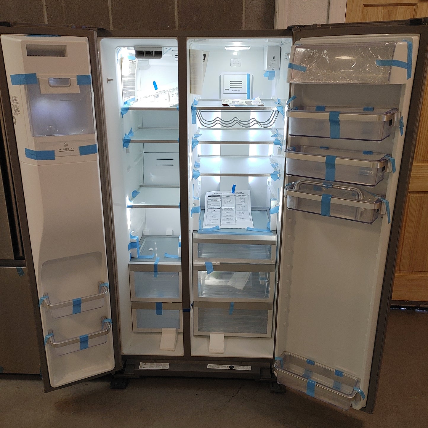 New Kitchen Aid 36 in Stainless Side By Side Refrigerator With Ice And Water in the Door
